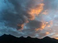 Die Abendsonne verleiht den Wolkenhaufen ein dramatisches Aussehen